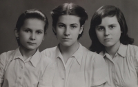 Tři kamarádky ze školy, zleva: Miluše Hradská, Jana Vignatiová a Věra Heidlerová