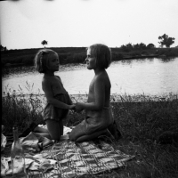 Věra se starší sestrou Zdenkou u Labe