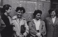 Věra Heidlerová na školení knihovnic ve Štiříně, 1956