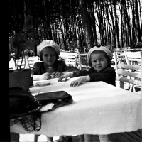 Věra se starší sestrou Zdenkou na výletě