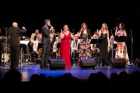 Vladimír Popelka diriguje směs svých úspěšných písní ze 70. a 80. let Pár oříšků od Popelky, Pardubice, 2022