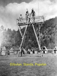 Džbutan, Standa a Popelán (Vladimír Popelka) pronáší projevy z táborové brány, Manětín, 1947