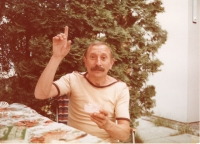Přítel Manfred Gustavus na zahradě pardubického domu Vladimíra Popelky, Pardubice, 1988