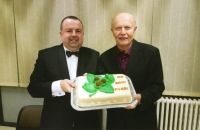 Šéf hradeckého chlapeckého sboru Boni Pueri Pavel Horák předává Vladimíru Popelkovi na koncertě dort, Hradec Králové, 2014