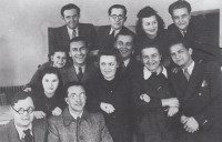 Administrativní pracovníci firmy Standard v roce 1943