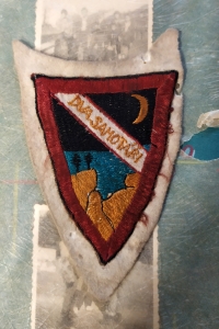 Domovenka na rukáv Dva samotáři, jak si říkal Jan Dvořák s kamarádem (dva samotáře symbolizovaly dva stromky na skále)