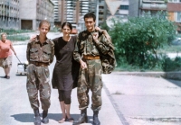 Pamětník s manželkou Nelou před odchodem do poslední bitvy na Treskavici v srpnu 1995, za nimi bojová linie, která rozdělovala Sarajevo