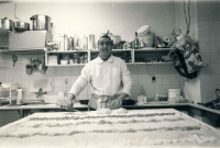 Petar Erak peče burky v Café Shabu, rok 2002