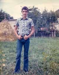 Pamětník na zahradě u dědečka v roce 1977