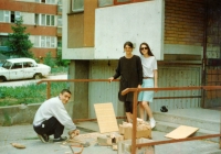 Pamětník při vaření před domem během obléhání Sarajeva, uprostřed žena Nela