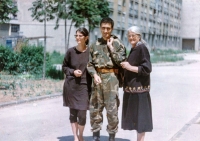 Pamětník s manželkou Nelou a tchyní před odchodem do poslední bitvy na Treskavici v srpnu 1995