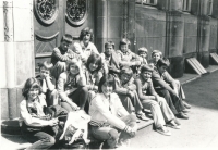 Oddíl exilových čs. skautů v St. Gallenu a jejich vedoucí Eva Horová, r. 1978