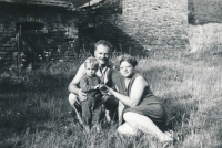 Těsně před emigrací. Rodiče spolu se svým vnukem, Dobříň, léto 1968
