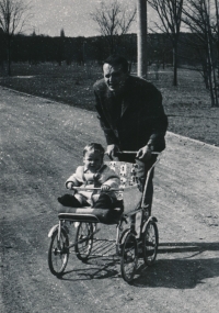 Manžel Jiří se synem Petrem na Letné v Praze, 1967/1968