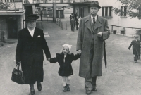 S dědečkem a babičkou při návštěvě zoologické zahrady, 1947