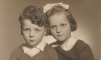 Eva spolu s bratrem, r. 1949