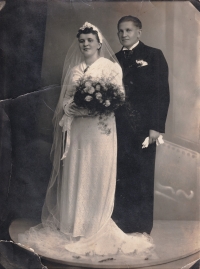 Svatba rodičů Jindřicha Kubienky, Arnošta a Štěpánky / kolem roku 1940