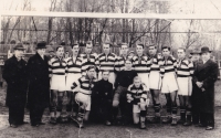 Fotbalový klub Polonia Karviná, který zakládal otec Jindřicha Kubienky (druhý zleva) / před 2. světovou válkou