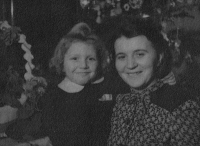 Jindřich Kubienka s matkou Štěpánkou / kolem roku 1946