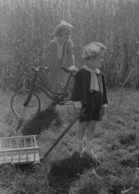 Jindřich Kubienka (vpředu s vozíkem) / kolem roku 1946