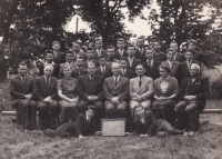 Jindřich Kubienka (druhá řada, první vpravo) se spolužáky a učiteli polské základní školy v Karviné / 1955