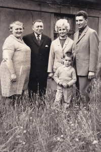 Jindřich Kubienka s manželkou, synem, matkou a jejím partnerem / kolem roku 1969