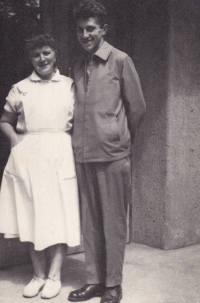 Jindřich Kubienka s matkou Štěpánkou, když dělala lázeňskou v Lázních Darkov / 60. léta