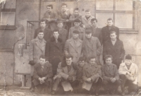 Jindřich Kubienka (druhá řada vlevo) se spolužáky ze zemědělského učiliště v Krnově / 1961