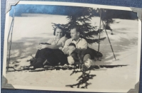 Maminka s tatínkem na lyžích, Dolní Mísečky, Vánoce 1931 