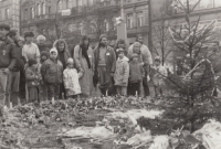 Manželé Reichsfeldovi s dětmi v Praze během sametové revoluce 