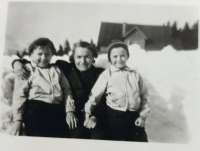 Sourozenci pamětnice Standa s Blankou a maminka, Na Slovance, 1956 