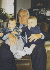 Otec Hanuš Reichsfeld s vnuky, před rokem 2001