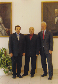 Representatives of S Morava Leasing and Sparkasse Weinviertel, Zdeněk Mrňa is in the middle