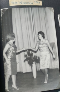 Věra Fořtová vpravo v šatech od maminky, 1964