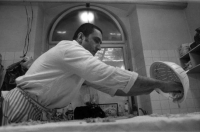 Petar Erak při pečení burek v Café Shabu, 2002