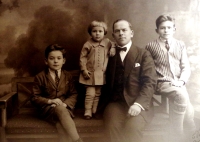 Růžena Kulísková with her father and her siblings; photograph taken shortly after her mother's death
