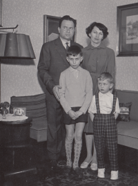Rodina Reichsfeldova. Rodiče Bohuslava a Hanuš s dětmi Lubomírem (vpravo) a Vilémem (vlevo)