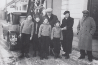 Rodina Adolfa Reichsfelda: Adolf ve světlé kšiltovce, Hanuš druhý kluk zleva, před domem.