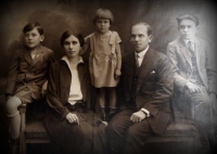 Růžena Kulísková s otcem, sourozenci a novou maminkou