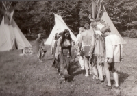 Setkání "indiánů" v 80. letech. Učíme se tancovat. (u Raspenavy nebo u Karlových Varů)