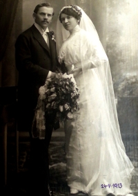Svatba rodičů pamětnice, fotografie vznikla ve slavném ateliéru Seidl v Českém Krumlově (r. 1913)