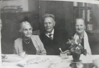 Uprostřed dědeček Ctirad Malý, vlevo Leonora Malá, babička, vpravo Miládka Malá, sestra dědečka - náčelnice Sokola, leden 1967