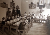 Růženka Kulísková v mateřské škole (napravo v čele stolu)