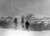 Jan Dvořák (uprostřed) na Kavkaze, v pozadí hora Ušba (4700 m) ve střední části Velkého Kavkazu, která bývá označována jako "kavkazský Matterhorn". Ušba je kolébkou technického horolezectví v oblasti Sovětského svazu. Všechny výstupové cesty dosahují velké technické obtížnosti.