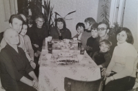 Rodina, vpravo manželka, vlevo matka