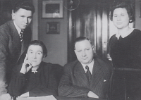 Rodina Reichsfeld. Zleva syn Hanuš, matka Marta, otec Emil a dcera Eva. Prosinec 1938