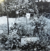 Anonymní šachta č. 35 u zdi Ďáblického hřbitova, kde byl po popravě tajně pohřben otec pamětníka, Osvald Závodský