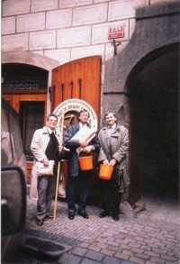 Zakládání první pražské lóže, zleva Jean Le Ray, zástupce velmistra, Robert Ragache, velmistr (oba z Velikého Orientu Francie, největší a nejstarší francouzské organizace), duben 1990 