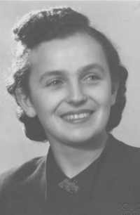Maminka pamětníka, maturitní fotografie, 1938