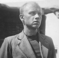 Tatínek pamětníka odchází z tábora v Gursu, 1939